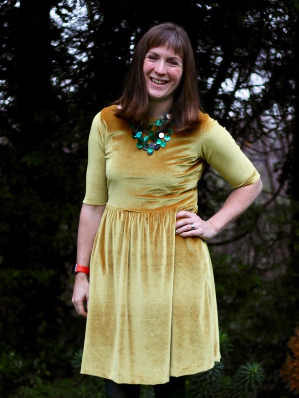 A Golden Velvet Moneta Dress – FehrTrade