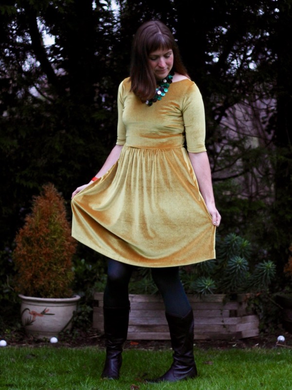 A Golden Velvet Moneta Dress – FehrTrade